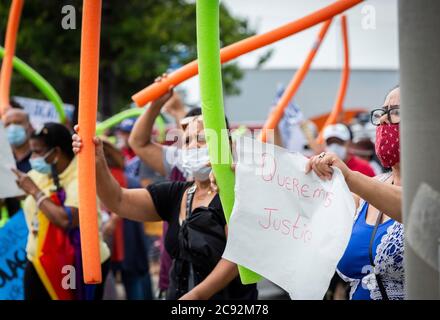 Juni 28, 2020. Lynn, MA. Die Lynn Way Merchants Association protestiert vor dem LynnMart. Eine Autokolonne namens Cancel Räumungen Caravan fuhr um 24 Uhr Stockfoto