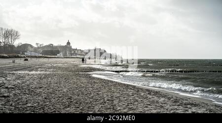 Strandspaziergang in Kühlungsborn deutschland an einem kalten Herbst am Morgen Stockfoto