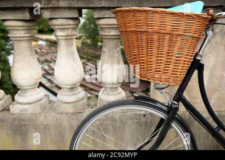 Altmodisches Fahrrad Auf Der Magdalen Brücke Über Den Fluss Cherwell In Oxford Mit Punts Im Hintergrund Stockfoto