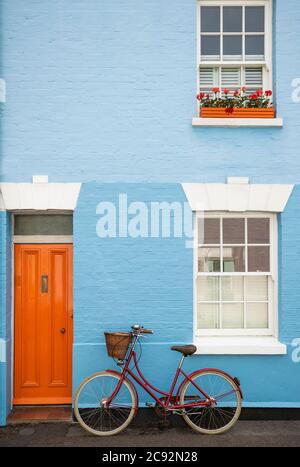 Altmodisches Fahrrad mit Korb gegen Haus in Jericho District of Oxford UK Stockfoto