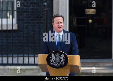 Der britische Premierminister David Cameron vor der Downing Street 10 kündigte seinen Rücktritt an, nachdem Großbritannien in einem Referendum von gestern für den Austritt aus der Europäischen Union gestimmt hatte. 10 Downing Street, London, Großbritannien. Juni 2016, 24 Stockfoto