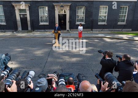 Der britische Premierminister David Cameron und seine Frau Samantha, die ankündigten, dass er als Premierminister zurücktreten wird, nachdem Großbritannien in einem gestrigen Referendum außerhalb der Downing Street 10, London, Großbritannien, für den Austritt aus der Europäischen Union gestimmt hat. Juni 2016, 24 Stockfoto