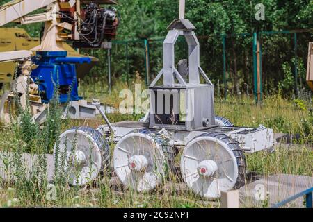 Verlassene radioaktive militärische gepanzerte Fahrzeuge, die an der Liquidierung des Unfalls in der Kernschmelze von Tschernobyl beteiligt waren Stockfoto