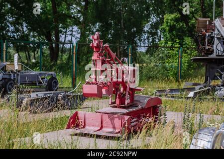 Verlassene radioaktive militärische gepanzerte Fahrzeuge, die an der Liquidierung des Unfalls in der Kernschmelze von Tschernobyl beteiligt waren Stockfoto