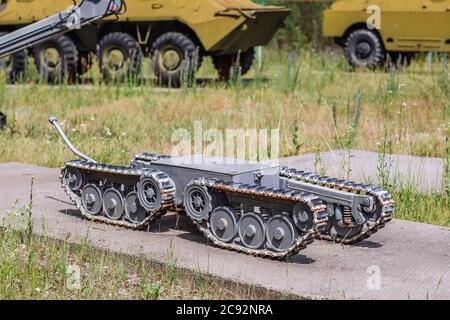 Verlassene radioaktive militärische gepanzerte Fahrzeuge, die an der Liquidierung des Unfalls in der Kernschmelze von Tschernobyl beteiligt waren Stockfoto