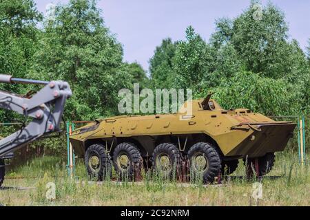 Verlassene radioaktive militärische gepanzerte Fahrzeuge, die an der Liquidierung des Unfalls in der Kernschmelze von Tschernobyl beteiligt waren Stockfoto