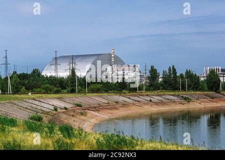 Kernreaktor des Kernkraftwerks Tschernobyl neben dem Fluss Pripjat 4. Reaktor mit Sarkophag-Ausschluss Tschernobyl-Zone Ukraine Osteuropa Stockfoto