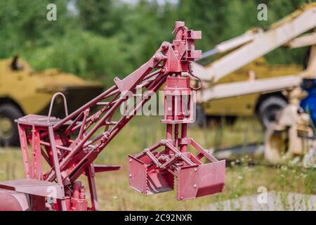 Verlassene radioaktive militärische gepanzerte Fahrzeuge, die an der Liquidierung des Unfalls in der Kernschmelze von Tschernobyl beteiligt waren Stockfoto