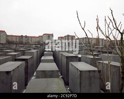 Berlin, Deutschland, Europa - 24. dez 2012 - Denkmal für die ermordeten Juden Europas (auch Holocaust-Mahnmal genannt), entworfen von Architekt Peter Eisenman und eng Stockfoto