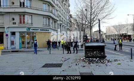 Rennes, Frankreich - Feb/08/2019: Die Gelbe Weste in Rennes protestiert auf dem Hauptplatz der Stadt Stockfoto