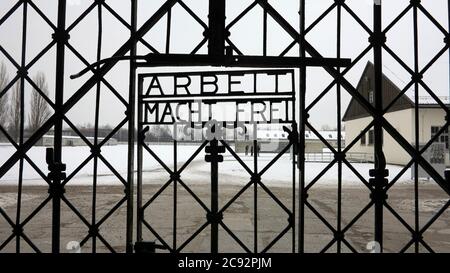 Dachau Deutschland, Europa - 16. Feb 2013 -Eingangstor des Konzentrationslagers Dachau. Heute ist ein Denkmal für den Frieden. Arbeit macht frei ist eine deutsche Phrase Stockfoto