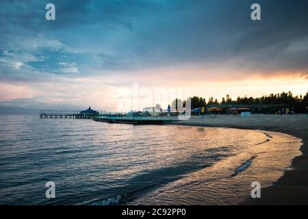 Szene vom Ufer des Issyk Kol Sees in Kirgisistans Issyk Kul Oblast. Stockfoto
