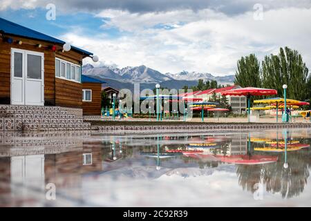 Szene vom Ufer des Issyk Kol Sees in Kirgisistans Issyk Kul Oblast. Stockfoto