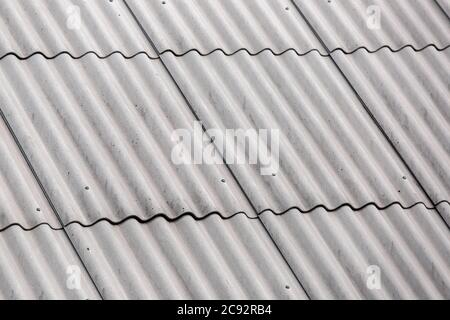 Dachfilz Asbest, überlappendes Dach aus nächster Nähe. Stockfoto