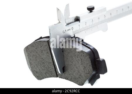 Bremsbeläge, Messung durch einen Bremssattel der Dicke Auto-Ersatzteil, isoliert niemand. Stockfoto