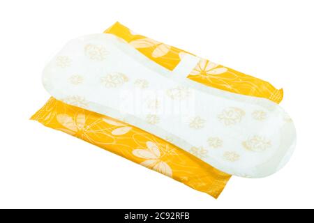 Sanitär-Pad auf weißem Hintergrund, liegt auf einem Umschlag mit Verlegung auf weißem Hintergrund. Stockfoto