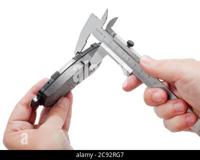 Bremsbeläge des Kfz-Ersatzteiles auf weißem Hintergrund, Messung durch einen Bremssattel der Dicke auf der Hand des Ingenieurs. Stockfoto