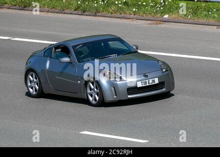 2004 Nissan 350Z Sportwagen; Fahrzeug Verkehr Fahrzeuge, die Fahrzeuge auf britischen Straßen, Motoren, auf der Autobahn M6 Autobahn-Netz fahren. Stockfoto