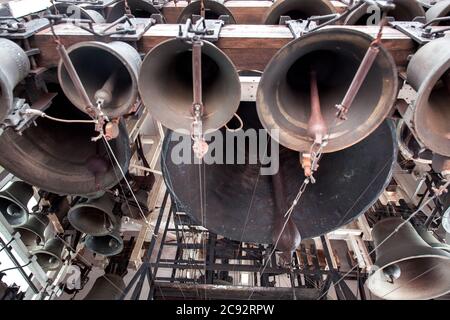 kirche Glockenturm Ansicht der Glocke von unten, automatisch ein elektronischer Glockenringer. Stockfoto