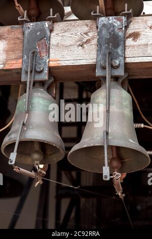 Zwei kleine Glocke klingende Kirchenglocke Nahaufnahme, automatisch ein elektronischer Glockenringer. Stockfoto