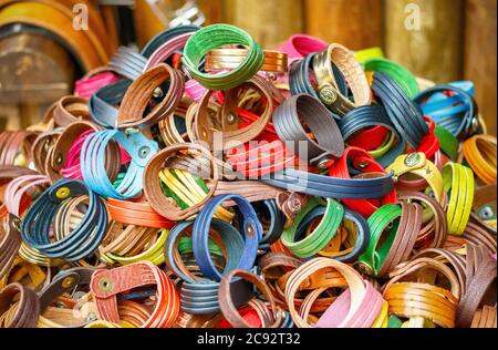 Stapel von Lederarmbändern auf dem Camden Markt in London Stockfoto