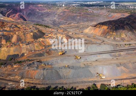 Offener Steinbruch für Graben und Produktion von Flusskalk, Kiesmaterial, Schotter und Sand, Luftaufnahme. Bergbau. Stockfoto