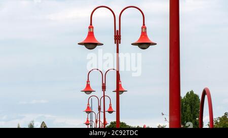 Rote Straßenlaternen aus Froschperspektive Stockfoto