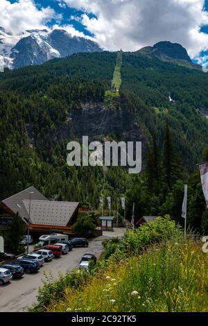 Panoramablick & Landschaft des Massif de La Meije aus dem kleinen Alpendorf La Grave, Ecrins Nationalpark, Hautes-Alpes, Frankreich Stockfoto