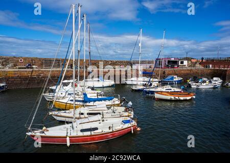 Yachten liegen im Hafen von North Berwick in East Lothian, Schottland, Großbritannien Stockfoto