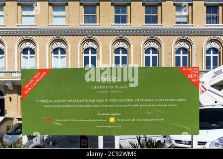 Schild Werbung Luxus-Wohnungen zum Verkauf in Thornton Place, ein umgebautes Grade II denkmalgeschützten Gebäude auf Clapham Common North Side. Stockfoto