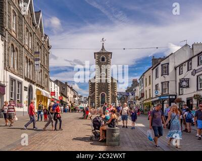 Keswick Town Center mit Uhrturm, Cumbria, Großbritannien. Stockfoto