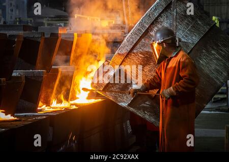 Gießen von geschmolzenem Eisen in Gussteile, Gießerei, Pennsylvania, USA Stockfoto