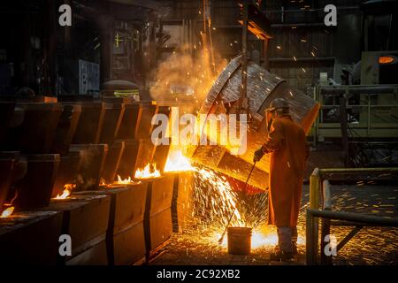 Gießen von geschmolzenem Eisen in Gussteile, Gießerei, Pennsylvania, USA Stockfoto