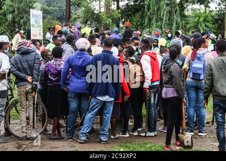 Nakuru, Kenia. Juli 2020. Eine Menge von meist jungen Männern und Frauen, die soziale Distanzierungen missachten, die nach dem Verfahren eines Regierungsvertreters zu sehen waren.Kenias Präsident Uhuru Kenyatta verlängerte am Montag eine nächtliche Ausgangssperre für 30 Tage, um die Ausbreitung von COVID-19 einzudämmen und Alkoholverkäufe in Restaurants zu verbieten, aber sie blieben kurz, die zu sperren Trotz eines Anstiegs der Fälle wieder ein Land. Kredit: SOPA Images Limited/Alamy Live Nachrichten Stockfoto