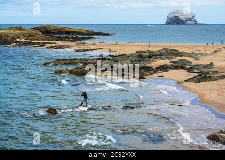 Fischer auf Sand Spit am östlichen Ende der Milsey Bay North Berwick mit Bass Rock im Hintergrund, East Lothian, Schottland, Großbritannien Stockfoto