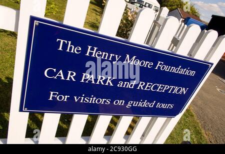 Das Schild am Tor, das zu Hoglands, dem Henry Moore Haus und der Henry Moore Foundation führt Stockfoto