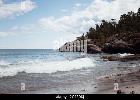 Große Felsen und das plätschernden Meer am Strand Stockfoto