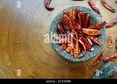 Rote scharfe Chilischoten auf Holztisch Stockfoto