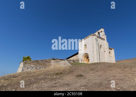 Die romanische Einsiedelei von San Pantaleon de Losa in Las Merind Stockfoto