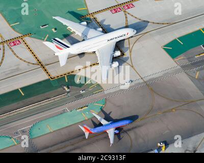 Airbus und Boeing Flugzeuge Luftbild Größenvergleich. Riesige Air France Airbus A380 und kleine Southwest Boeing 737 Rollen am Los Angeles Airport LAX. Stockfoto