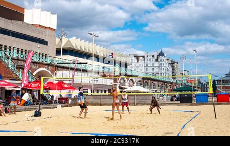 Brighton UK 28. Juli 2020 - Beachvolleyball-Spieler genießen den sonnigen Nachmittag an der Strandpromenade von Brighton. Das Wetter wird in den nächsten Tagen im Südosten heiß, mit Temperaturen, die in einigen Gebieten über 30 Grad erreichen werden: Credit Simon Dack / Alamy Live News Stockfoto