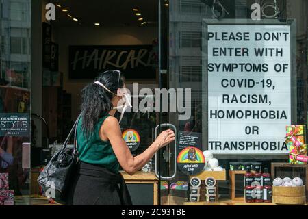 WIMBLEDON LONDON, 28. Juli 2020. Ein Schaufenster in Wimbledon Niederlassung des Kosmetikunternehmens Lush ist Teil seiner Kampagne, die darauf abzielt, die Aufmerksamkeit auf COVID-19, Rassismus, Homophobie oder Transphobie zu lenken. Lush Cosmetics stellt handgefertigte vegetarische, vegane und grausamfreie Kosmetik her und wurde von Mark Constantine und Liz Weir gegründet und hat seinen Hauptsitz in Poole Dorset. Kredit: amer ghazzal/Alamy Live Nachrichten Stockfoto