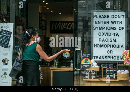 WIMBLEDON LONDON, 28. Juli 2020. Ein Schaufenster in Wimbledon Niederlassung des Kosmetikunternehmens Lush ist Teil seiner Kampagne, die darauf abzielt, die Aufmerksamkeit auf COVID-19, Rassismus, Homophobie oder Transphobie zu lenken. Lush Cosmetics stellt handgefertigte vegetarische, vegane und grausamfreie Kosmetik her und wurde von Mark Constantine und Liz Weir gegründet und hat seinen Hauptsitz in Poole Dorset. Kredit: amer ghazzal/Alamy Live Nachrichten Stockfoto