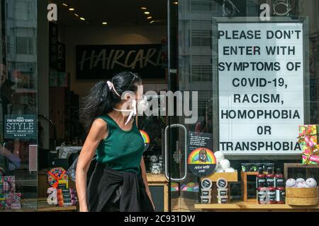 WIMBLEDON LONDON, 28. Juli 2020. Ein Schaufenster in Wimbledon Niederlassung des Kosmetikunternehmens Lush ist Teil seiner Kampagne, die darauf abzielt, die Aufmerksamkeit auf COVID-19, Rassismus, Homophobie oder Transphobie zu lenken. Lush Cosmetics stellt handgefertigte vegetarische, vegane und grausamfreie Kosmetik her und wurde von Mark Constantine und Liz Weir gegründet und hat seinen Hauptsitz in Poole Dorset. Kredit: amer ghazzal/Alamy Live Nachrichten Stockfoto