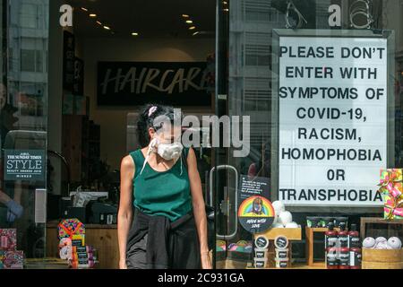 WIMBLEDON LONDON, 28. Juli 2020. Ein Schaufenster in Wimbledon Niederlassung des Kosmetikunternehmens Lush ist Teil seiner Kampagne, die darauf abzielt, die Aufmerksamkeit auf COVID-19, Rassismus, Homophobie oder Transphobie zu lenken. Lush Cosmetics stellt handgefertigte vegetarische, vegane und grausamfreie Kosmetik her und wurde von Mark Constantine und Liz Weir gegründet und hat seinen Hauptsitz in Poole Dorset. Kredit: amer ghazzal/Alamy Live Nachrichten Stockfoto