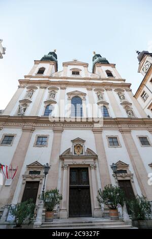 Fassade der Jesuitenkirche oder Universitätskirche am Dr. Ignaz Seipel Platz in Wien, Österreich Stockfoto