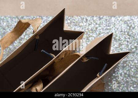 Einkaufstaschen aus braunem Papier. Stockfoto