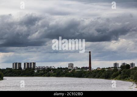 Neubau einer Wohnanlage am Flussufer Stockfoto