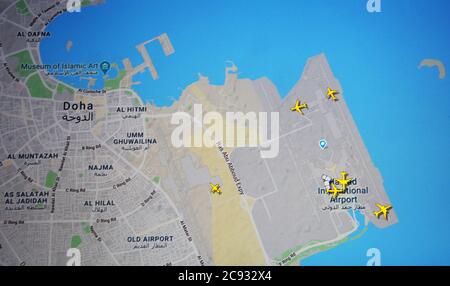 Flugverkehr über den internationalen Flughafen Doha (28. juli 2020, UTC 17.13) im Internet mit Flightradar 24 Website, während der Coronavirus-Pandemie Stockfoto