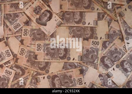 Overhead Schuss von 500 Peso-Banknoten in einem Stapel Stockfoto